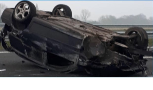 De auto belandde op zijn kop.