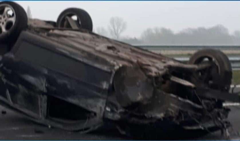 De auto belandde op zijn kop.