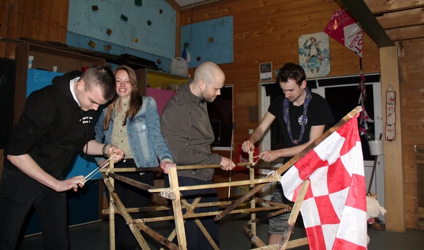 Sven Brocatus, Imke Korsmit, Sander Eenhuizen en Raymond Kerstens bespreken de maquette van de kamppoort die gepionierd gaat worden. FOTO NS EVENEMENTENFOTOGRAFIE