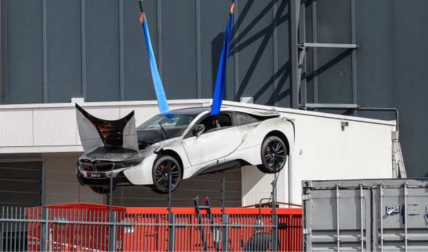 De peperdure elektrische sportauto wordt omhoog getakeld uit de blusbak
