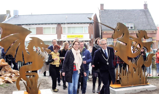 Burgemeester Ruud van den Belt, vormgeefster Marly Mulders en smid Frank Bogers betreden als eersten het nieuwe Sint Jorispad.