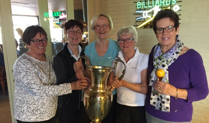 De winnende Vlammers poseren even voor de fotograaf met de cup. FOTO ROBERT V. GILS