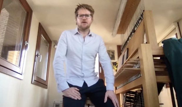 Paul Maassen speelt Franse muziek om de Fransen een hart onder de riem te steken.