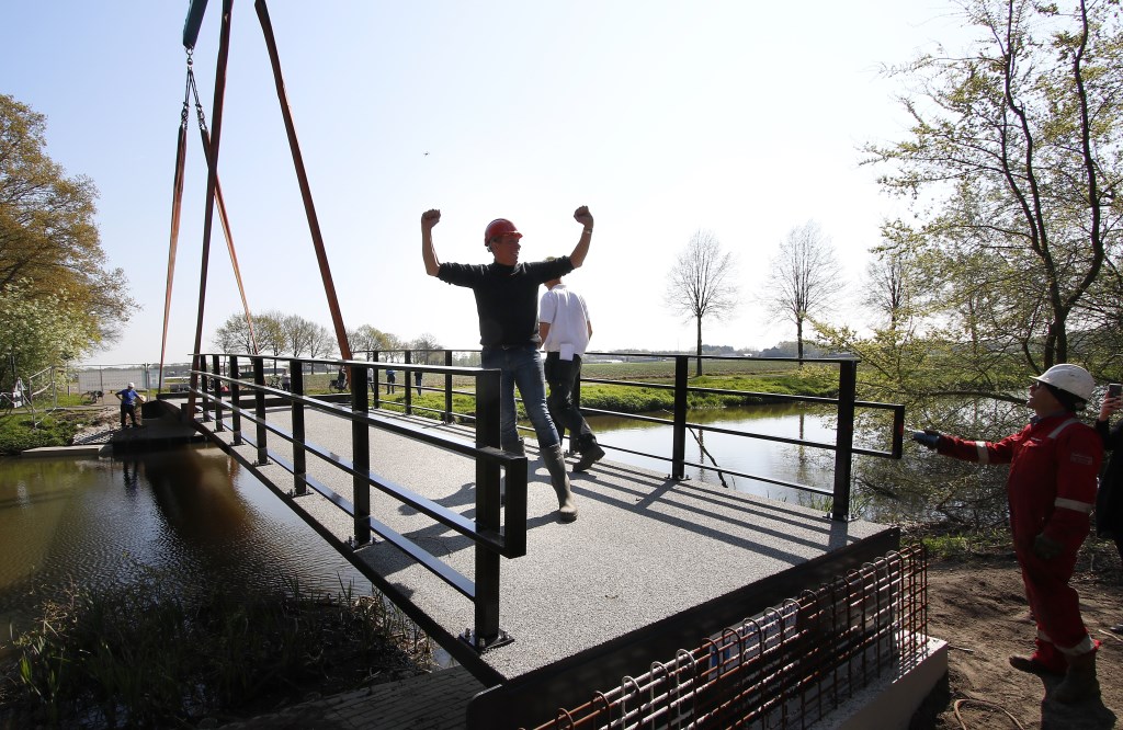 Donderdag 18 april is Breda een brug rijker/ Bij de Klokkenberg verbindt een fietsbrug het landgoed met Ulvenhout.