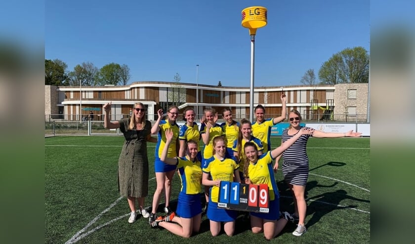 Stalende spelers van Springfield A1 na winstpartij.