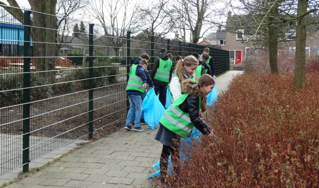 Leerlingen van het Calvijn College ruimen regelmatig rommel op.