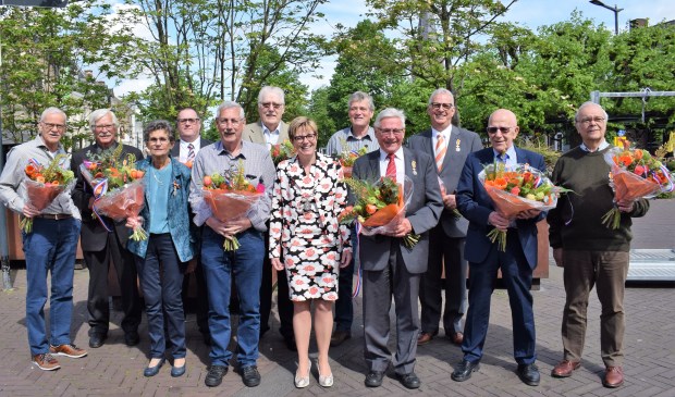 De trotse gedecoreerden in het zonnetje gezet door burgemeester Miranda de Vries. FOTO STELLA MARIJNISSEN