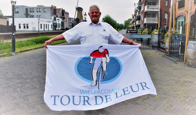 Voorzitter Hans Voesenek bij de start- en finishplaats. FOTO STELLA MARIJNISSEN