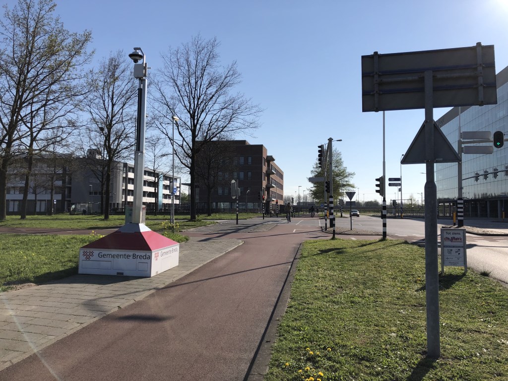 De mobiele camera op de hoek van de Zoete Inval en de Lunetstraat.