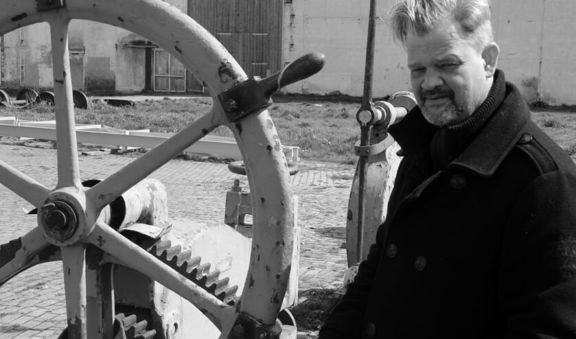 Mels Hoogenboom als directeur KMS De Schelde in de voorstelling 'Het Verweer' te zien op zondag 5 mei in Woonzorgcentrum Scheldehof. FOTO BRAM VAN BELZEN