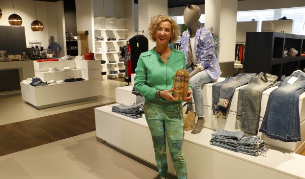 Eigenaresse Yvonne met de Award.