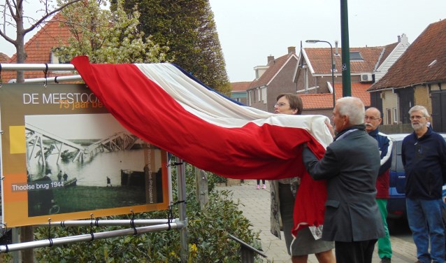Burgemeester Ger van de Velde en voorzitter Arie van der Zwan onthullen samen de banner voor de nieuwe tentoonstelling in De Meestoof. FOTO JEFFREY HAGE