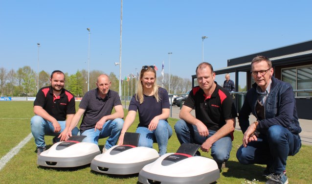 Drie robotmaaiers worden als pilot ingezet op een veld van VV Prinsenland in Dinteloord