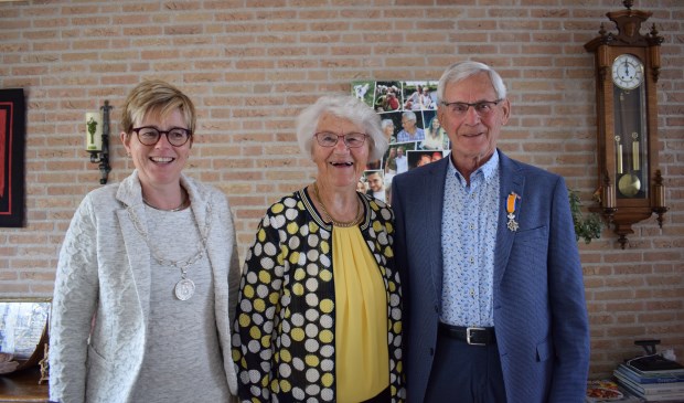Burgemeester Miranda de Vries kwam het diamanten paar uiteraard feliciteren. FOTO STELLA MARIJNISSEN