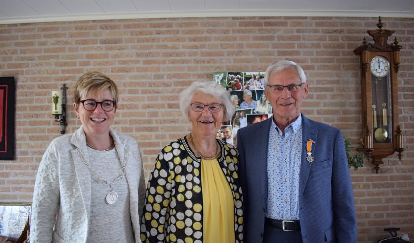 Burgemeester Miranda de Vries kwam het diamanten paar uiteraard feliciteren. FOTO STELLA MARIJNISSEN