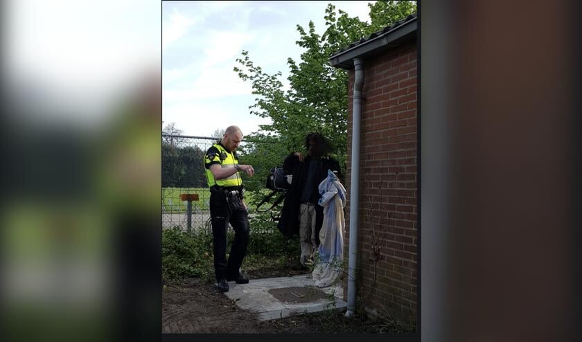 De zwerver werd verzocht zijn slaapplek te verlaten.