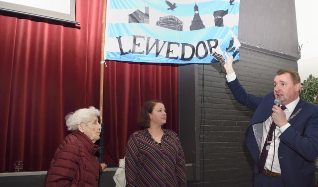 Burgemeester Gerben Dijksterhuis van Borsele opent het jubileumjaar van Lewedorp.
