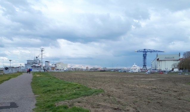 Dit terrein richt de gemeente in als parkje met bloemen.