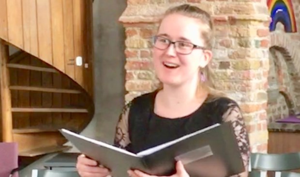 Sopraan Maartje Stroo is één van de solisten in de Catharinakerk in Zoutelande.