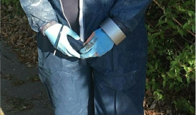 Meel en scheerschuim op auto's bij een examenstunt in Breda.