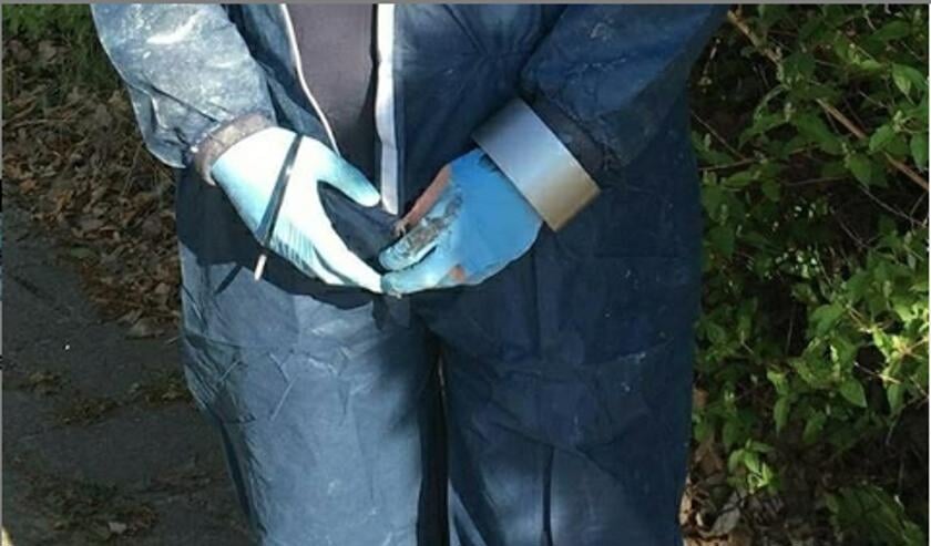 Meel en scheerschuim op auto's bij een examenstunt in Breda.