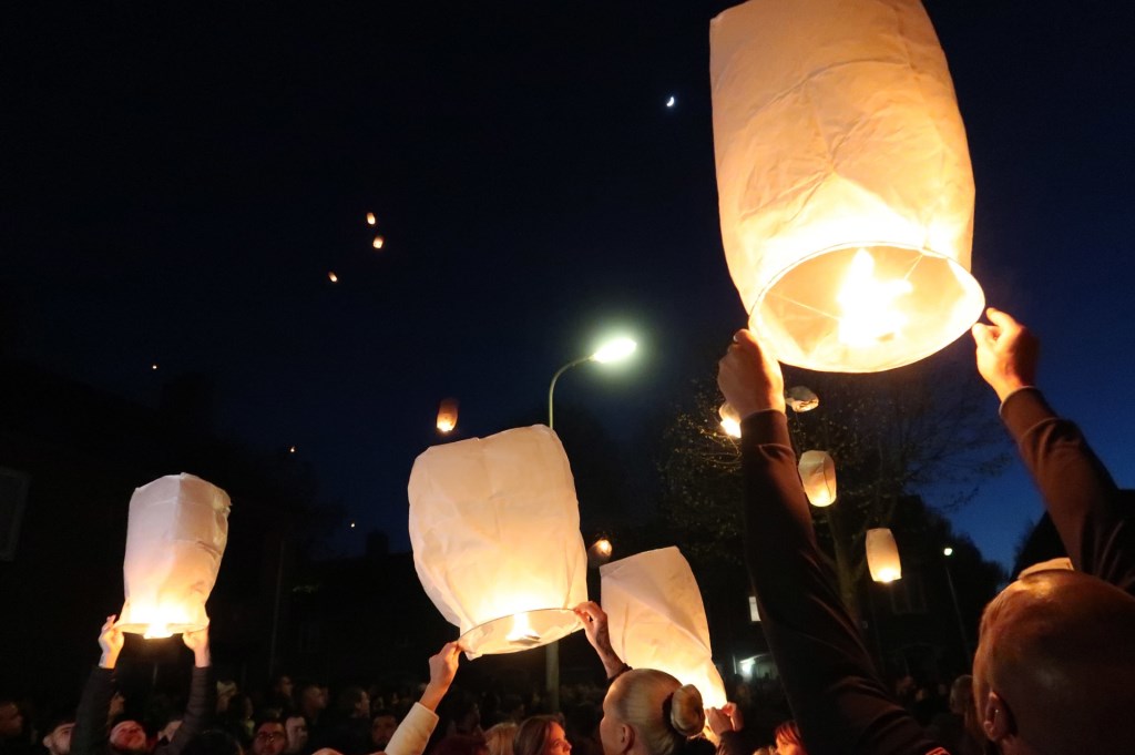 Zoon Ramon laat een wensballon voor Ger van Zundert op.