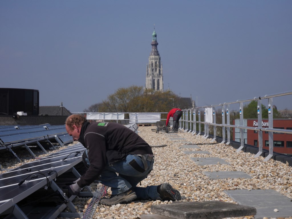 Op het dak van het Stadskantoor aan de Claudius Prinsenlaan zijn nog eens 420 zonnepanelen gemonteerd.