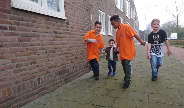 De kinderen helpen ook elkaar bij de sponsorloop.
