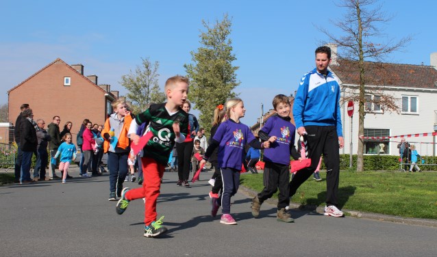 Zacht lopende en fanatiek hard lopende kinderen uit groep 3 en 4 zetten hun beste beentje voor.