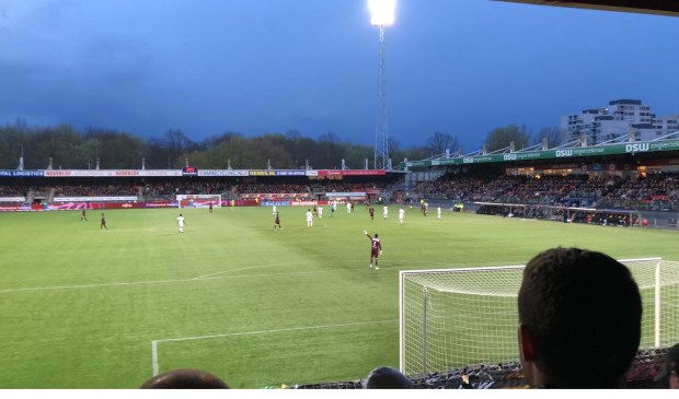 NAC fans proberen hun club naar de overwinning te zingen.