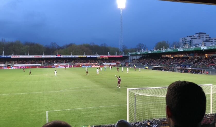 NAC fans proberen hun club naar de overwinning te zingen.
