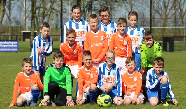 Hansweertse Boys JO10-1 en Apollo'69 ('s-Gravenpolder) op de gezamenlijke teamfoto. FOTO F. VAN PAGEE