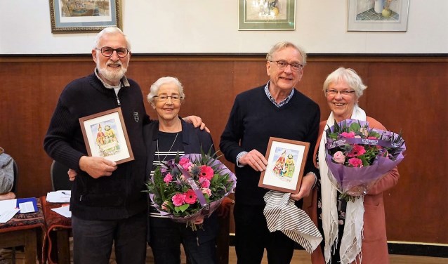 De kersverse nieuwe ere leden van de Bergse Stadsreuzen met hun vrouw. V.l.n.r. Jan Koopman, Toos Koopman, Peter Apers en Betsie Dierickx.