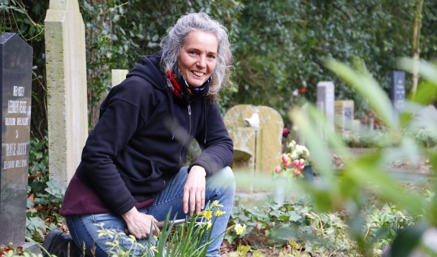 Monique Kooy onderhoudt een tuingraf op begraafplaats Bieberg.