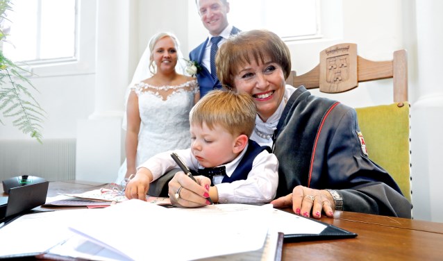 Greet van Voorden met het bruidspaar Bart en Charlotte Miltenburg met hun zoontje Siebe.