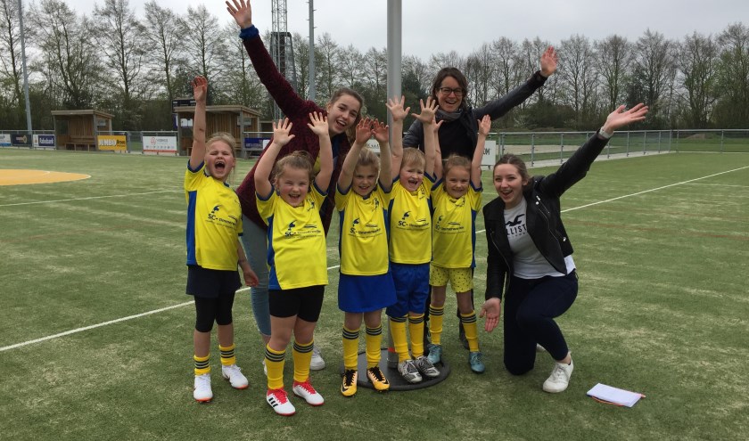 F2 voor de laatste keer samen vlnr: Delilah, Fay, Debbie (coach), Yfke, Sten, Evi, Annemiek (coach) en Anne (coach).