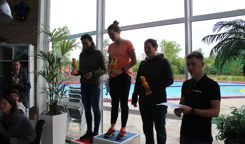 Roos Englebert op de 1e plaats bij Zwemloop Stelleplas.