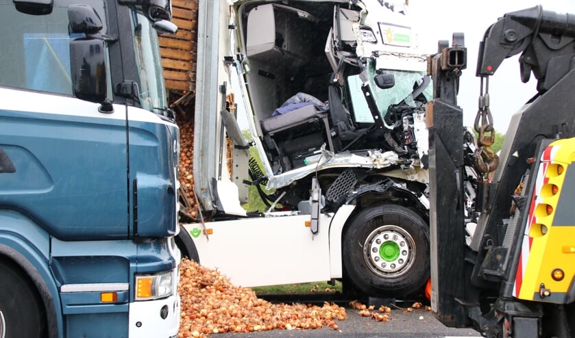 A4 dicht door ongeval met drie vrachtwagens en personenauto; weg vol met uien