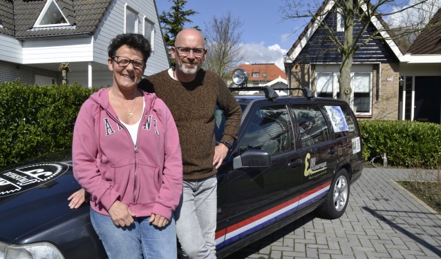 Dolores en Kees samen met hun 'rammelbak' de Volvo V70 uit 1988. FOTO REMKO VERMUNT