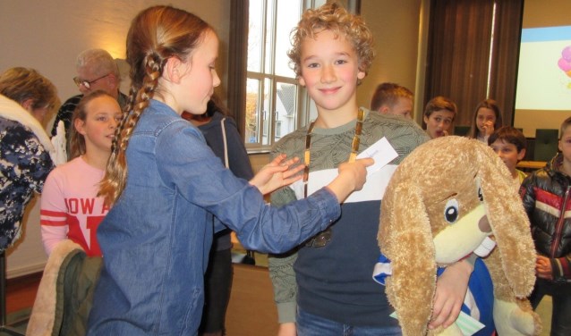 De vorige kinderburgemeester Lara hangt de ambtsketen om bij haar opvolger Hessel.