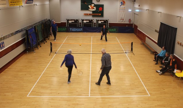 Dynamic tennis speel je met een lichte bal en een licht racket.