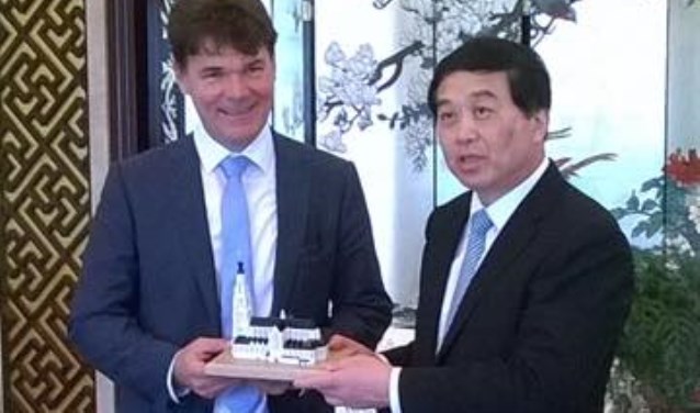 Een eerdere ontmoeting tussen burgemeester Depla en een vertegenwoordiger van Yanzhou.