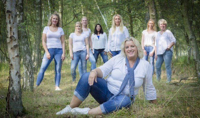 De crew van KombinoCare met op de voorgrond Anneke Bustraan. FOTO KOMBINOCARE
