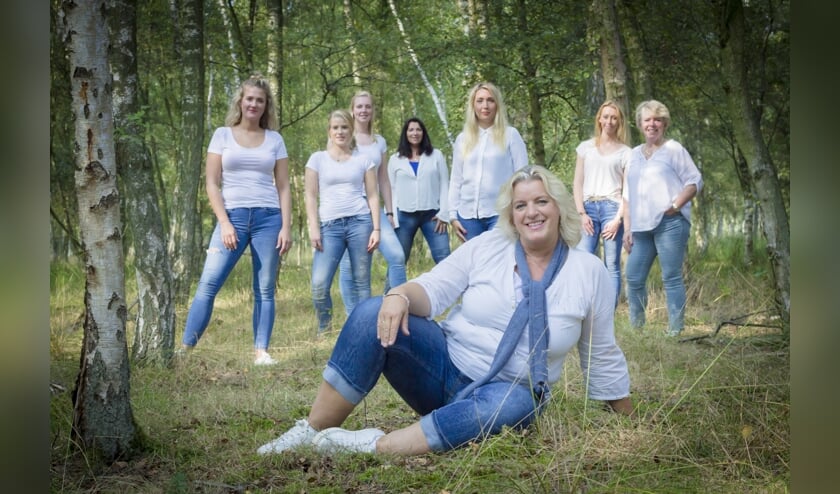 De crew van KombinoCare met op de voorgrond Anneke Bustraan. FOTO KOMBINOCARE