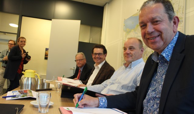 Het nieuwe coalitieakkoord Aan de slag! 2019-2022 wordt ondertekend door Volkspartij, Gewoon Lokaal! en CDA