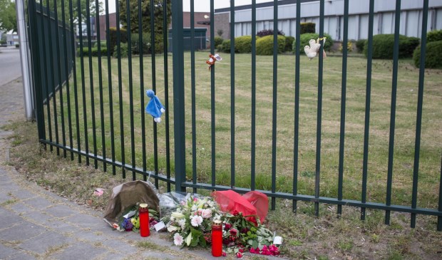 Bloemen en beertjes op plek dodelijk ongeval.