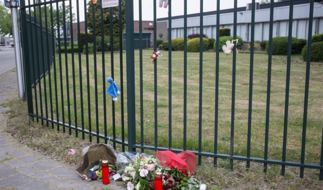 Bloemen en beertjes op plek van het dodelijk ongeval in Vosdonk.