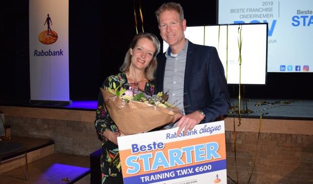 Vivian van Wordragen van Via Viv ontvangt Beste Starter prijs uit handen van Rabobank directeur bedrijven Marco Goovers. FOTO STELLA MARIJNISSEN