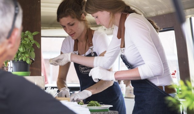 Jenneke in actie in haar foodtruck Car Paccio. FOTO CAR PACCIO