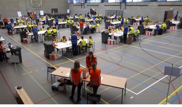 Het tellen van de stemmen, maandagmorgen in de Scharen.